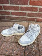 Nike Air Jordan 1 Low - Maat 37,5, Nike, Ophalen of Verzenden, Grijs, Sneakers of Gympen