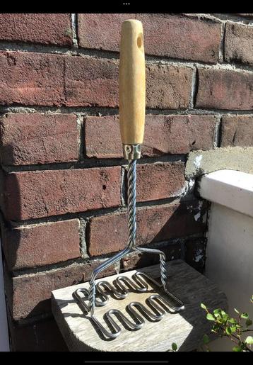 Ouderwetse stamper stamppot. Hout & metaal stamppotstamper. beschikbaar voor biedingen