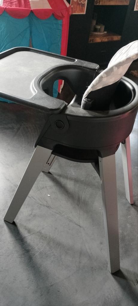 Stokke Eetstoel met dienblad & hoes, Kinderen en Baby's, Kinderstoelen, Gebruikt, Meegroeistoel, Afneembaar eetblad, Gordel(s)