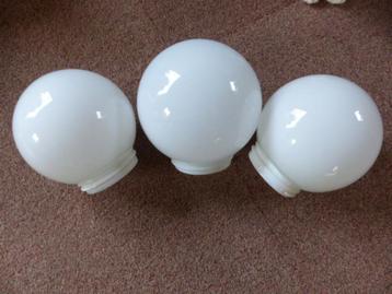 3 originele melkglazen bollampen uit de jaren 60   beschikbaar voor biedingen
