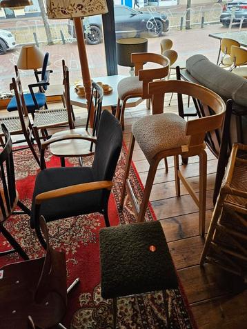 Heel veel vintage design meubels , nog 3 dagen sale . 1000m2 beschikbaar voor biedingen