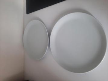 2x vivo bord Albert heijn. Dinerborden beschikbaar voor biedingen