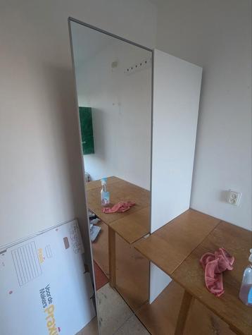Kast met spiegel beschikbaar voor biedingen