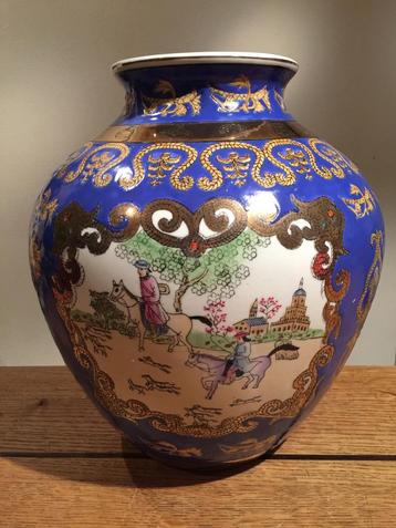 Brede antiek Engelse Chinoiserie vaas met jacht decor beschikbaar voor biedingen