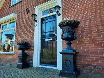 Gietijzeren tuinvazen tuinvaas bloempot bloembak op sokkel  beschikbaar voor biedingen