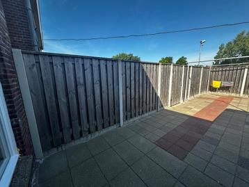 Degelijke houten schutting met betonpalen beschikbaar voor biedingen