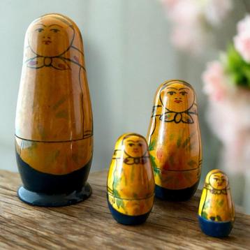 Mooie 4-delige vintage stapel poppen set.  beschikbaar voor biedingen