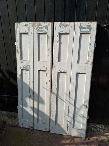 Set oude brocante houten luiken beschikbaar voor biedingen