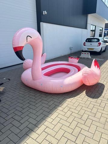 P4F Flamingo Mega Eiland Opblaasfiguur - 340x300x180 cm beschikbaar voor biedingen