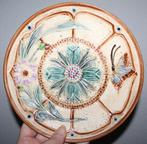Prachtig antiek Barbotine bord met bloem en vlinder, Ophalen of Verzenden