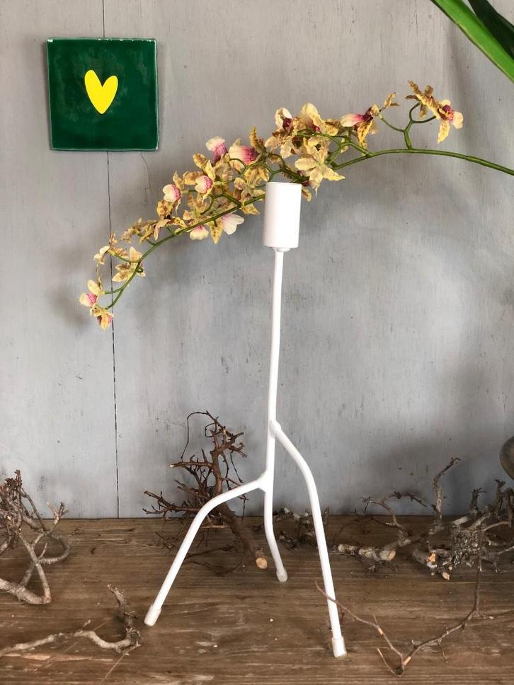 NIEUW KANDELAAR KWILLEM IN HUIS driepoot wit, Huis en Inrichting, Woonaccessoires | Kandelaars en Kaarsen, Nieuw, 25 tot 50 cm