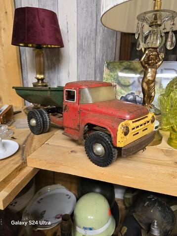 Vrachtwagen, een klassieke Russische blikken truck.  beschikbaar voor biedingen