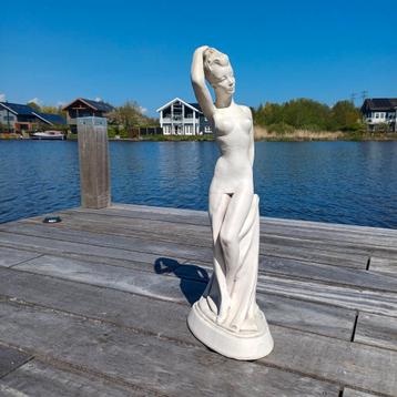 Keramiek tuinbeeld - dame in badpak      H=77cm.  beschikbaar voor biedingen