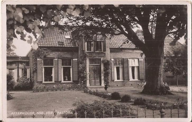 Akkerwoude Ned. Herv. Pastorie 30er jaren foto Schumacher, Verzamelen, Ansichtkaarten | Nederland, Ongelopen, Friesland, 1920 tot 1940