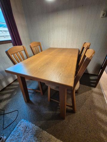 Eettafel met 4 stoelen beschikbaar voor biedingen