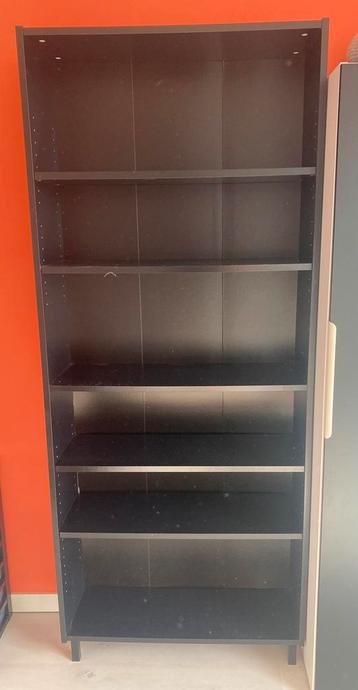 Zwarte boekenkast