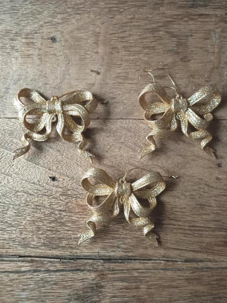 Drie goudkleurige kersthangers strikken kerstdecoratie., Diversen, Kerst, Ophalen of Verzenden