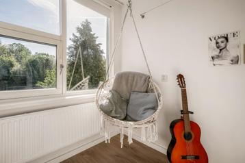 Hangstoel wit/creme  beschikbaar voor biedingen
