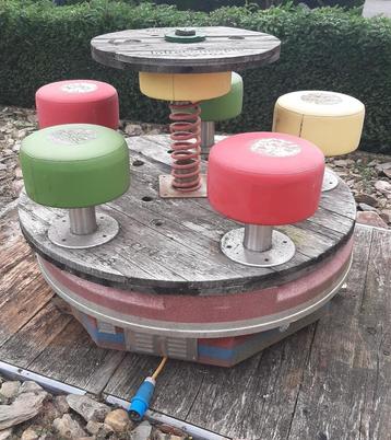Kinder draaimolentje met 5 stoeltjes + tafeltje beschikbaar voor biedingen