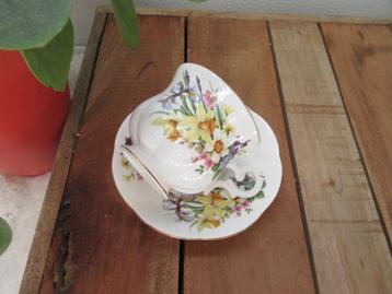 Mooie kop en schotel van St. James Bone China beschikbaar voor biedingen