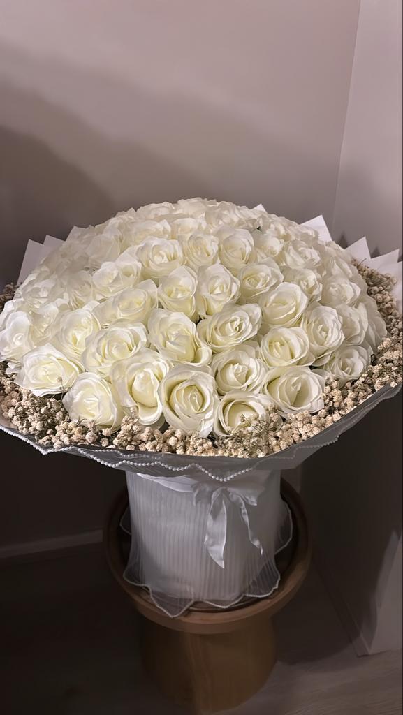 Vakentijn 100 Zijden Rozen - Boeket, Huis en Inrichting, Lampen | Plafondlampen, Nieuw, Stof, Ophalen