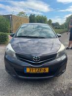 Toyota Yaris 1.0 12V Vvt-i 5DR 2012 Grijs, Auto's, 750 kg, Origineel Nederlands, Handgeschakeld, Grijs
