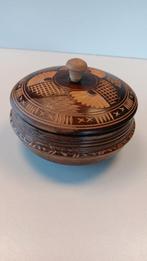 Rond houten besneden schaaltje met deksel., Gebruikt, Schaal, Rond, Ophalen of Verzenden