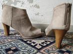 Suède enkellaarsjes met open teen - beige - maat 38, Beige, Lage of Enkellaarzen, Ophalen of Verzenden, Gedragen