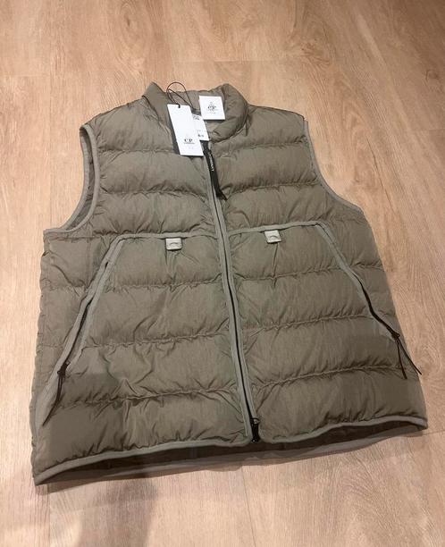 C.P. Company “Eco-Chrome R” bodywarmer dons (52) - NIEUW!!!, Kleding | Heren, Bodywarmers, Nieuw, Maat 52/54 (L), Grijs, Verzenden