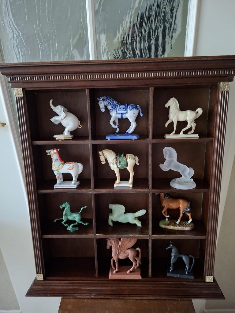 Eiken kastje met paardjes van metaal, glas en edelsteen, Ophalen of Verzenden