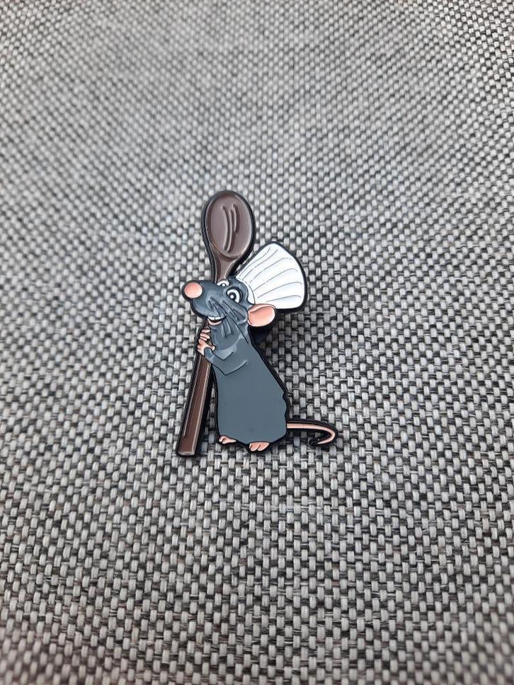 1 leuke pin van de muis uit Ratatouille te koop, Verzamelen, Speldjes, Pins en Buttons, Nieuw, Speldje of Pin, Overige onderwerpen
