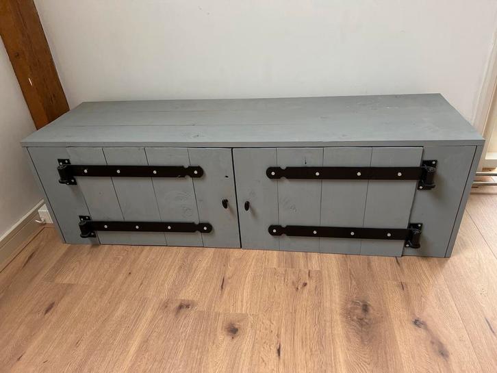 Houten stevige lage kast met deuren tv meubel bijzetkast, Huis en Inrichting, Kasten | Televisiemeubels, Gebruikt, Minder dan 100 cm