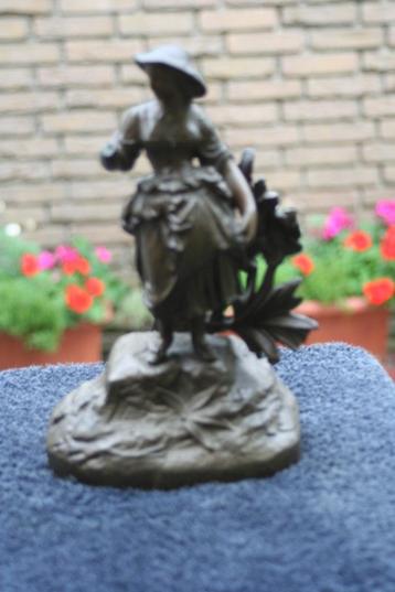 Antiek mooie Beeld rond 1930 gemaakt voor op een oud Klok  beschikbaar voor biedingen