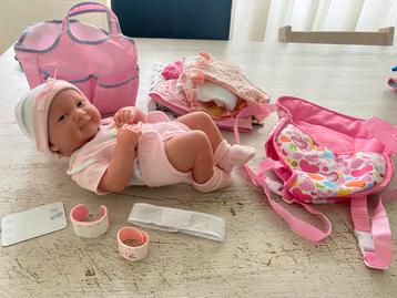Newborn babypop met accessoires beschikbaar voor biedingen