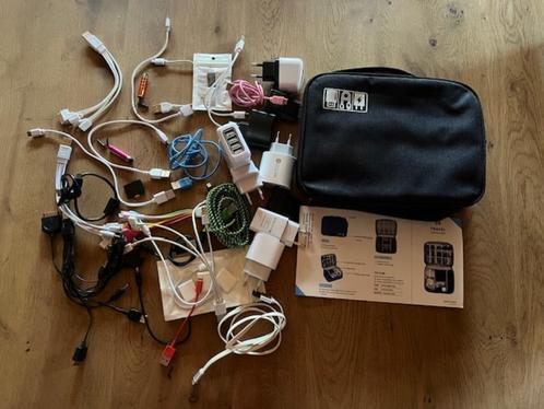 Tasje met stekkers en oplaadsnoeren. Mobiele telefoon, Telecommunicatie, Mobiele telefoons | Telefoon-opladers, Zo goed als nieuw