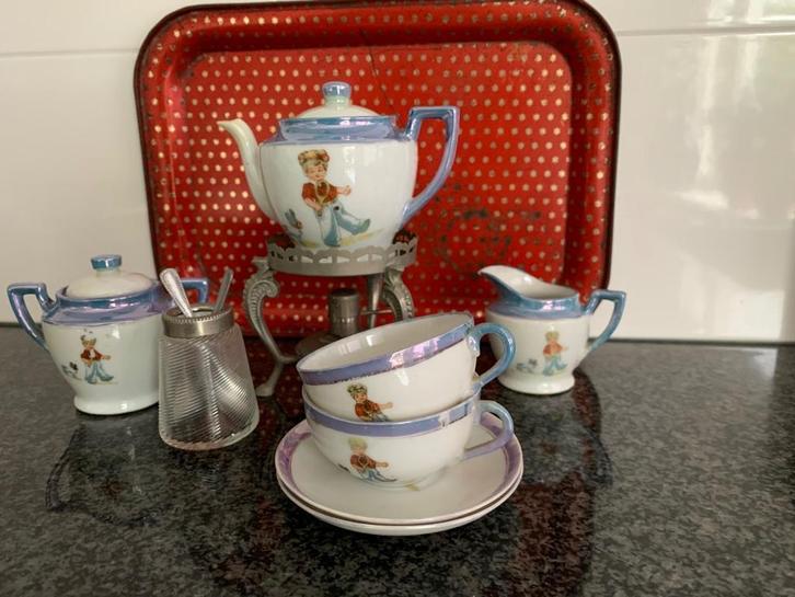 Kinderservies uit 1925 ongeveer, met lepelvaasje, Antiek en Kunst, Antiek | Speelgoed, Ophalen