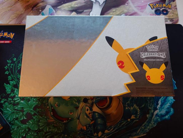 Celebrations ultra premium collection pokemon, Hobby en Vrije tijd, Verzamelkaartspellen | Pokémon, Zo goed als nieuw, Ophalen