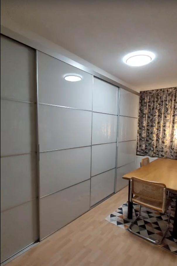 SKYTTA schuifdeurwand (IKEA) 230 cm hoog 470 lang, Huis en Inrichting, Kasten | Kledingkasten, Zo goed als nieuw, 200 cm of meer