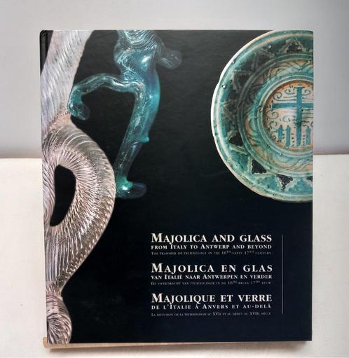 Boek Majolica en glas, Antiek en Kunst, Antiek | Keramiek en Aardewerk, Ophalen of Verzenden
