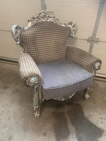 Luxe fauteuil met zilveren details “Prinssesentroon” beschikbaar voor biedingen