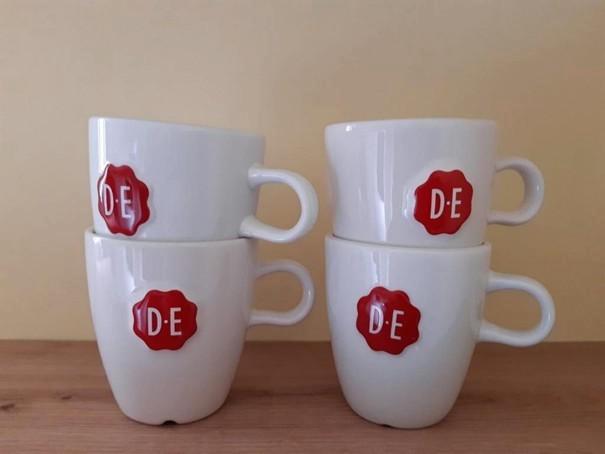 4 Douwe Egberts Kopjes, Huis en Inrichting, Keuken | Servies, Zo goed als nieuw, Kop(pen) en/of Schotel(s), Overige stijlen, Keramiek