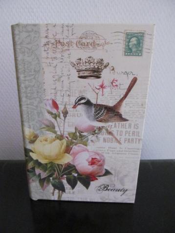 Kleine (sieraden) doos in de vorm van een boek. beschikbaar voor biedingen