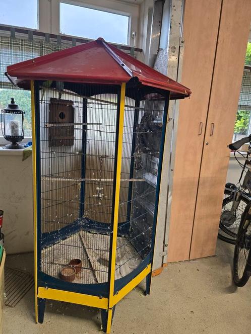 Ferplast 6 kantige volière met nestblok en 2 parkieten, Dieren en Toebehoren, Vogels | Hokken en Kooien, Zo goed als nieuw, Volière