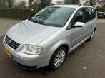 Volkswagen Touran 1.6 FSI Automaat 2005 Trekhaak Airco, Auto's, Volkswagen, Electronic Stability Program (ESP), Stof, 74 €/maand