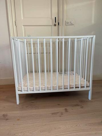 Box, wit incl matras beschikbaar voor biedingen