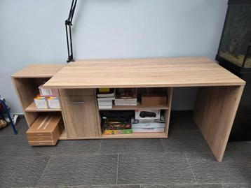 Bureau met opbergruimte beschikbaar voor biedingen