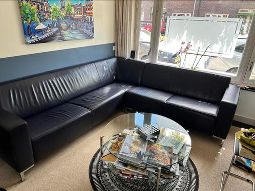 Grote leren hoekbank donker blauw met zweepje paars, Huis en Inrichting, Banken | Complete zithoeken, Gebruikt, Leer, Ophalen