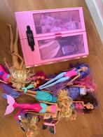 Barbie poppen met kast, kleding en accessoires, Ophalen of Verzenden, Gebruikt, Barbie