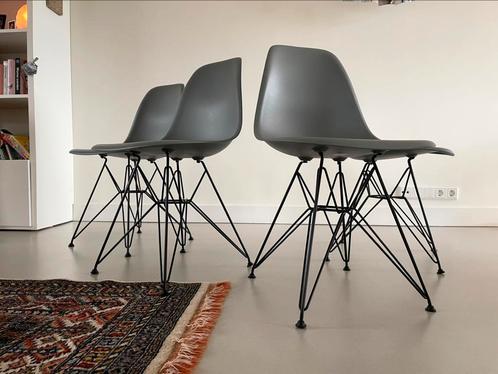 Vitra eames side stoelen moss grey en dsr zwart, Huis en Inrichting, Stoelen, Zo goed als nieuw, Vier, Ophalen of Verzenden
