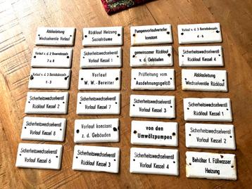 24 st Oude emaille bordjes 11 x 5,5 cm €5,00 per stuk beschikbaar voor biedingen